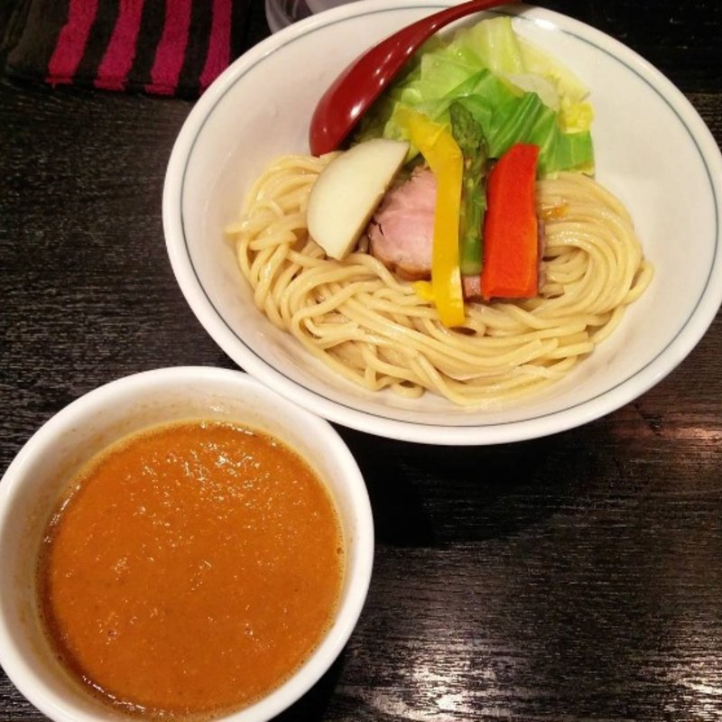 こいくれないと春野菜の彩りつけめん※限定 (雨ニモマケズ)