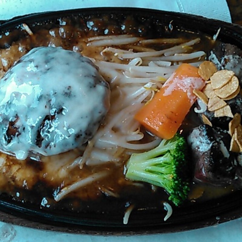 コンビセットの国産サイコロステーキ＋バーグ1280円ハンバーグソースは人気№1チーズフォンデュ＋130円ステーキソースはガーリック(霜降りハンバーグとステーキの店　鉄重 町田店 )