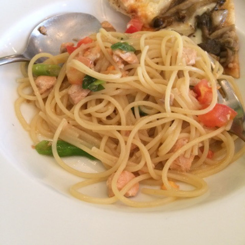 パスタ 秋鮭とナメコのアーリオオーリオ(青いナポリ　ブルーバー )