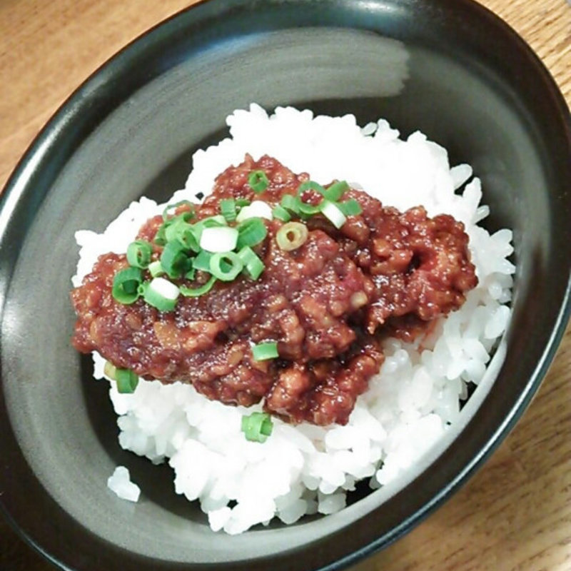 辛肉飯(青山清湯そば 青ノ樹 （アオヤマチンタンソバ アオノキ）)