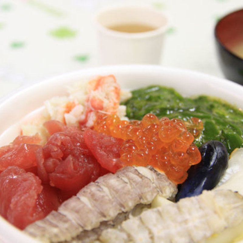 のっけ丼（ご飯とみそ汁付）(青森魚采センター)