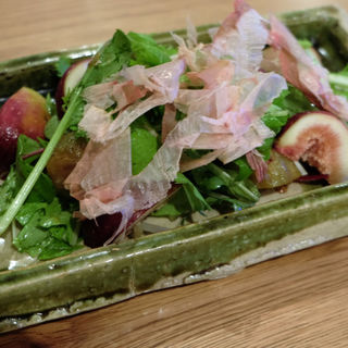 イチジクのグリーンサラダ(自家製粉石臼挽きうどん 青空blue)