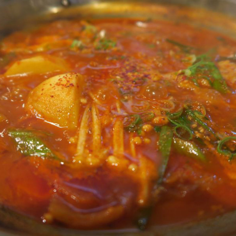 豚スペアリブとじゃがいもの旨辛スープ鍋(韓国食堂　NUNA （ヌナ）)