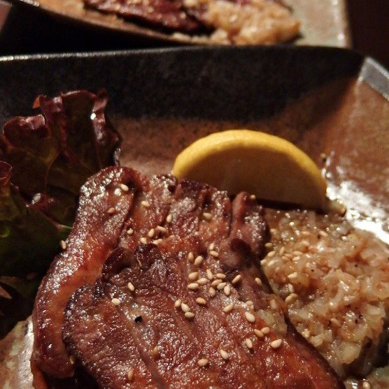 霜降牛和牛タンの天然塩焼(韓国家庭料理と鍋 韓屋)