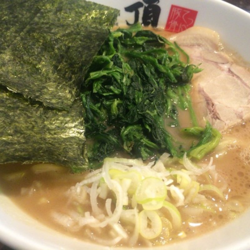 てっぺん豚骨ラーメン　ほうれん草増し(頂 （ITADAKI）)