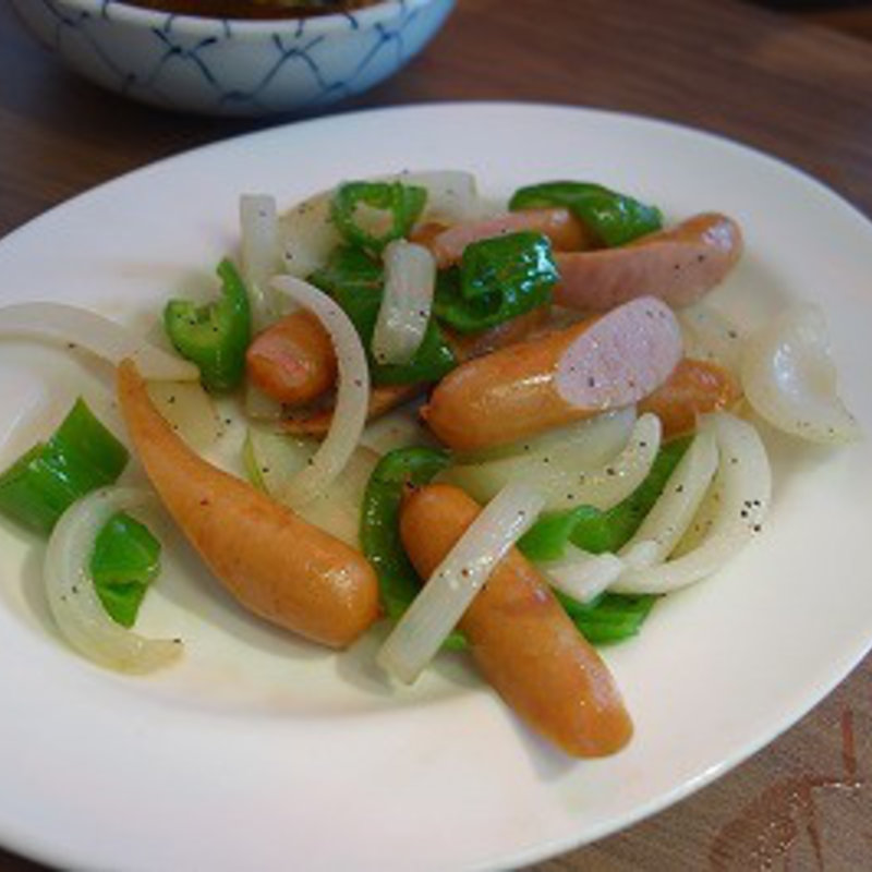 ウィンナーと玉ねぎとビーマン炒め(まえ田食堂)