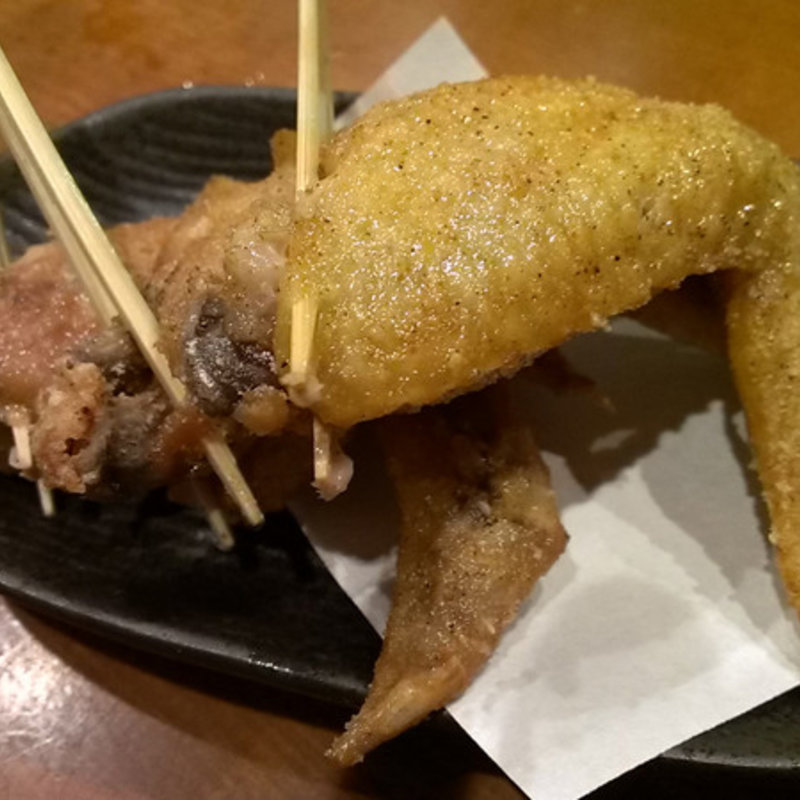 皮はカリッと身はジューシー　『伝説の手羽唐』(餃子酒場 秘密基地)