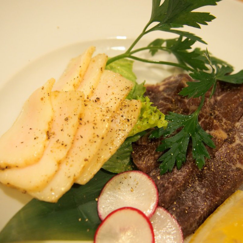 上バラとコーネの燻製(桜肉料理 馬春楼 総本店)