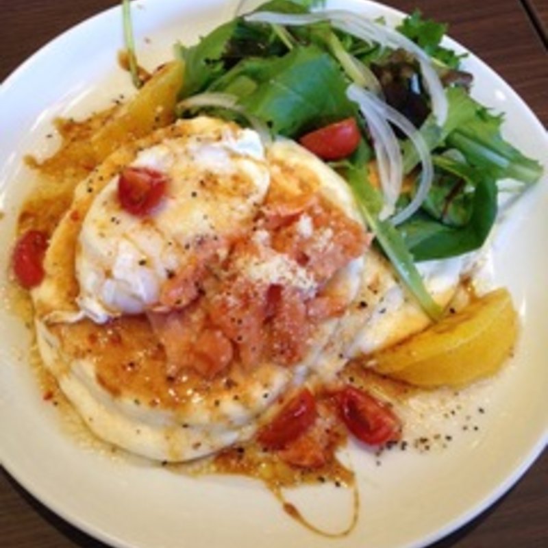 スモークサーモンサラダとパンケーキ(高倉町珈琲 国立店)