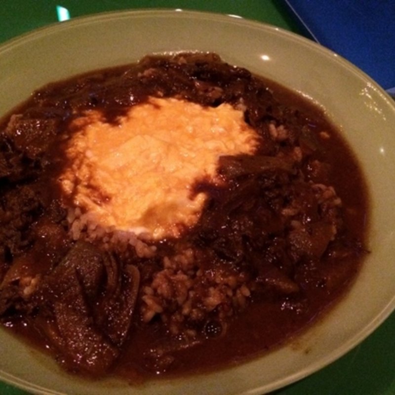 こだわりのスパイスと昆布の旨味が隠し味の『魔女カレー』(魔女 )