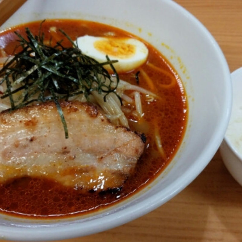 炙りﾍﾞｰｺﾝのﾁｰｽﾞｶﾚｰﾗｰﾒﾝ(魔女のカレー （マジョノカレー）)