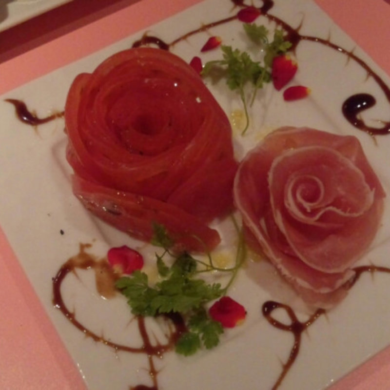 バラのトマトと生ハム(魔法の国のアリス )