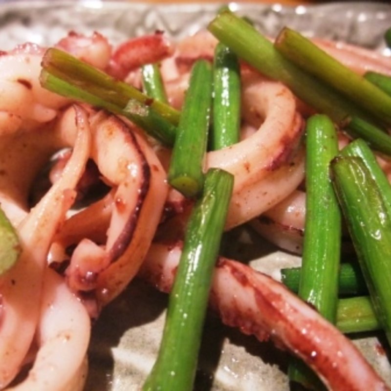 イカとニンニクの芽の炒め物(魚・創作料理　花しば)