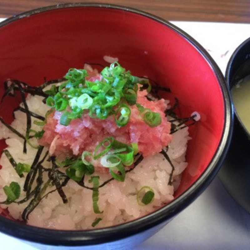 ねぎとろ丼と味噌汁(魚すず )