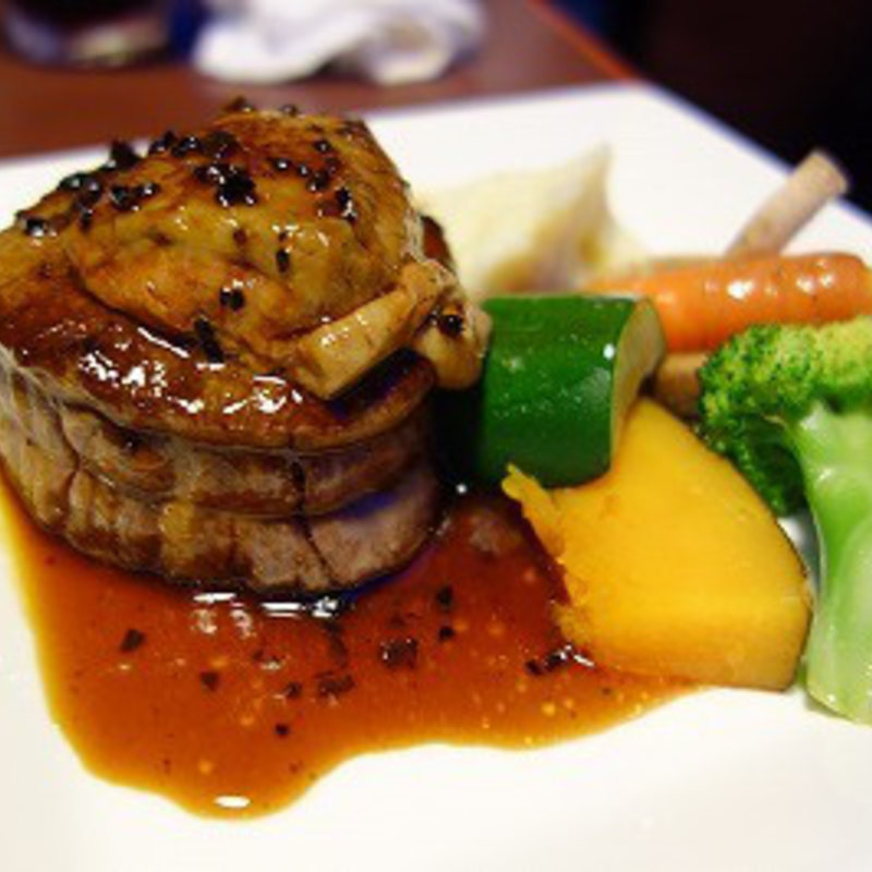 牛フィレ肉とフォアグラのロッシーニ　トリュフとマディラ酒のソース(魚の家バル)