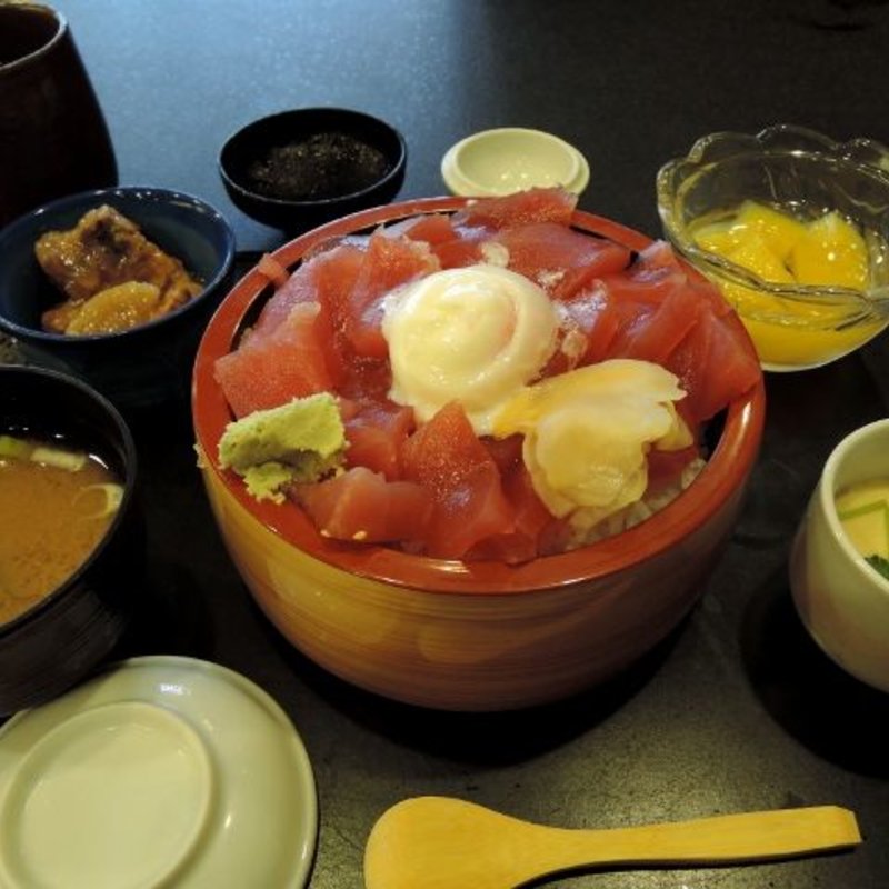 まぐろブツ切り丼(すし 魚心亭)