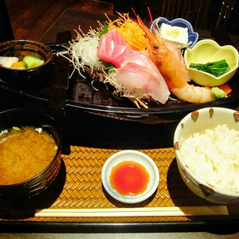 魚炉定食(魚炉 東口原価市場 （トトロ）)