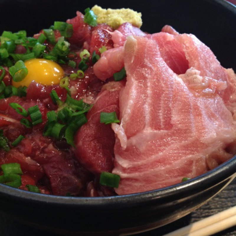 マグロとほほ肉のユッケ丼(魚菜はざま )