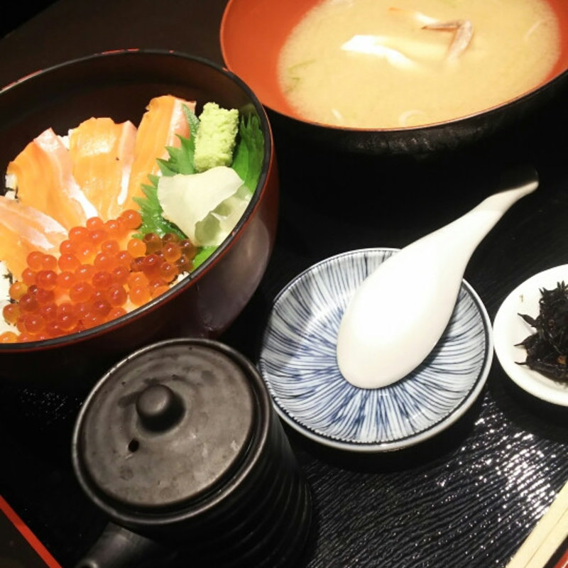 サーモンとイクラ丼(魚貫 UOKAN )