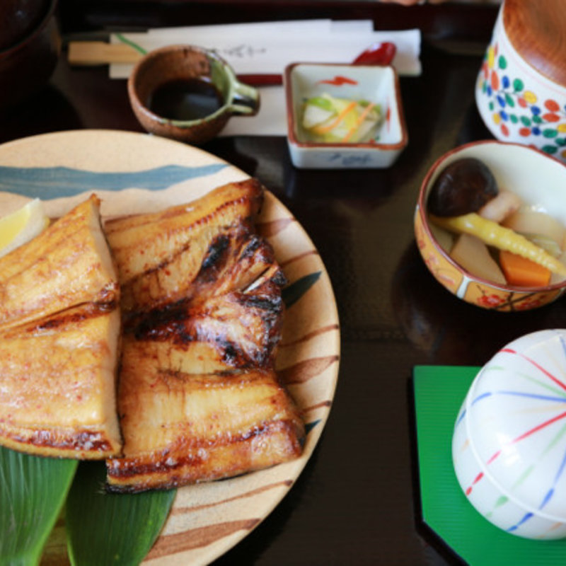 ホッケ（大）深浦産みりんしょうゆ味焼魚定食(魚鱗)