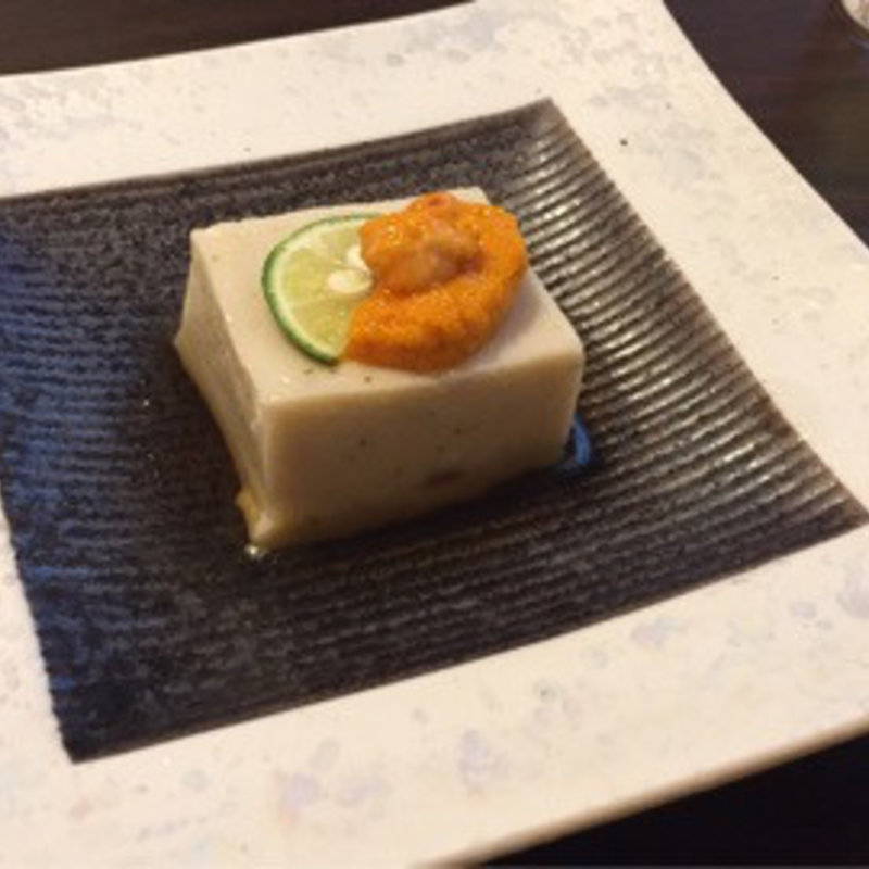 ウニのせ胡麻豆腐(鮨とびこめ)