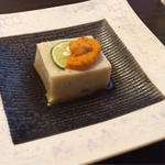ウニのせ胡麻豆腐(鮨とびこめ)