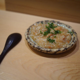 香箱蟹の身と殻で出汁をとった所に酢飯を入れたリゾット風(鮨 なんば )