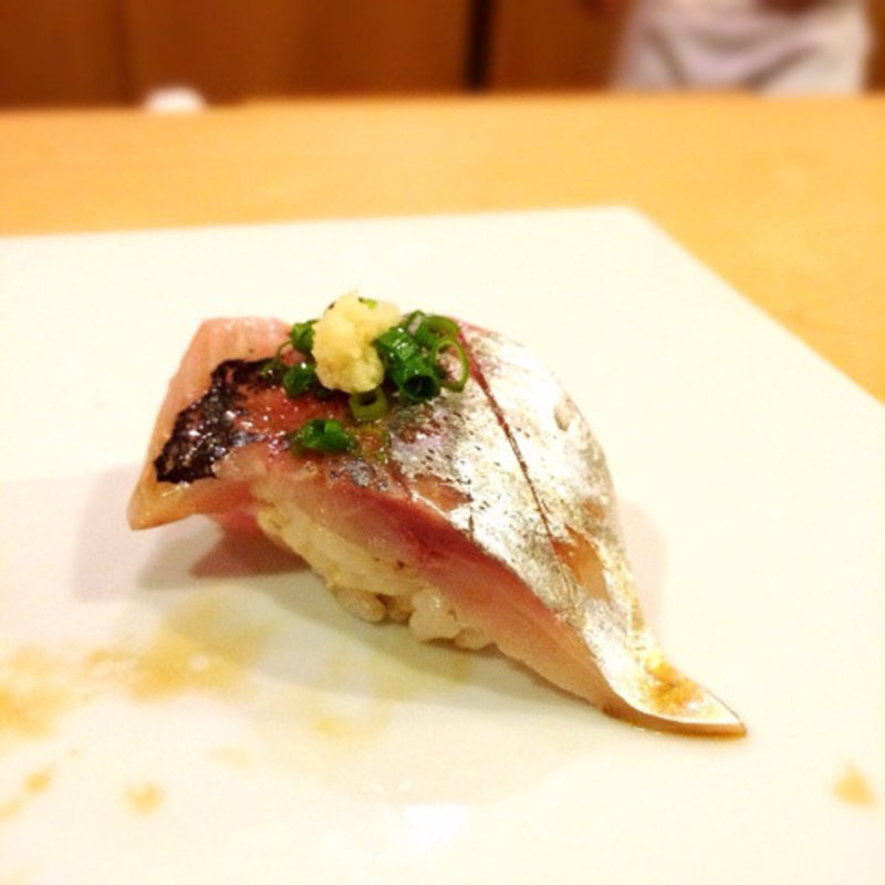 鯵(鮨 志の助 （すし しのすけ）)