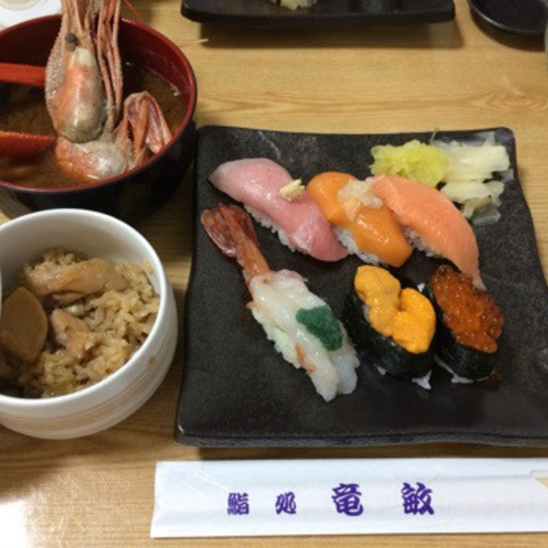 贅沢握りとキンキ、旬菜炊き込みごはん(鮨処竜敏)