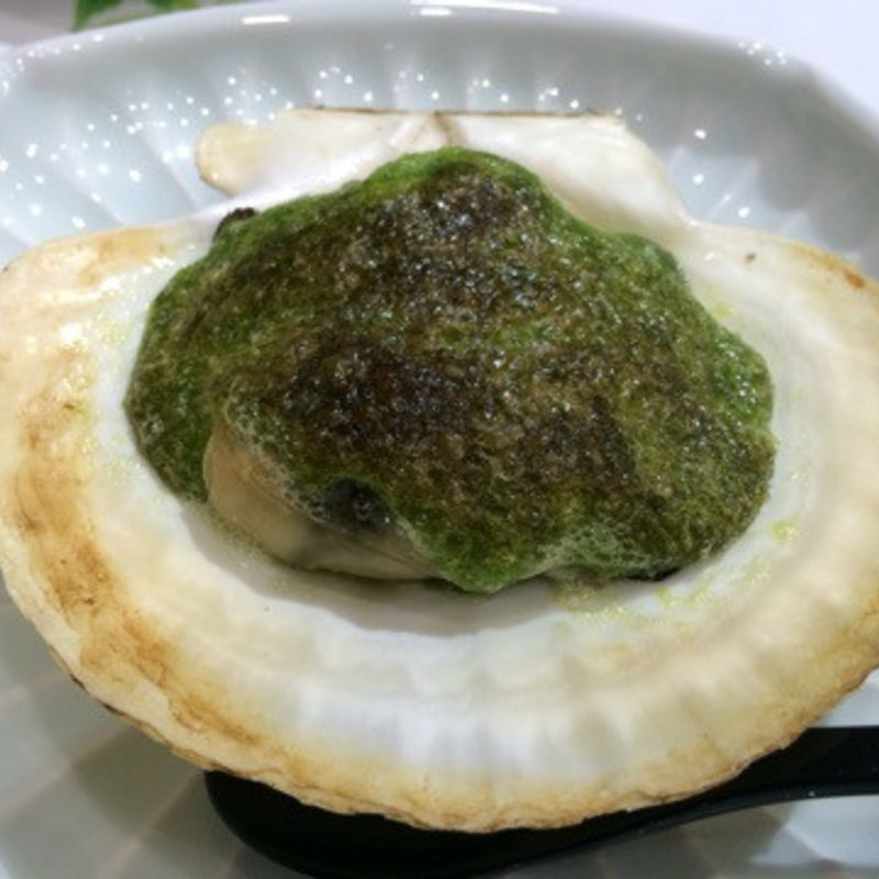 はまぐりの貝に乗った牡蠣(鮨処 若いわい 音羽町店 )