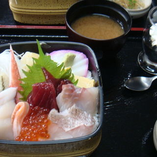 本日のランチの海鮮丼(鯛八鮨)