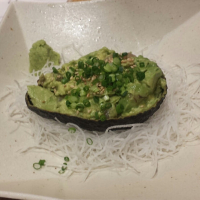 ささみ（刺身）のアボカド和え(鳥まつ 浜松町本店)