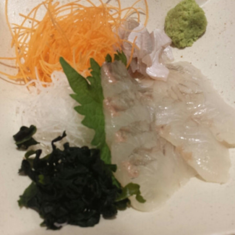 天然のヒラメお刺身＋えんがわ付(鳥まつ 浜松町本店)