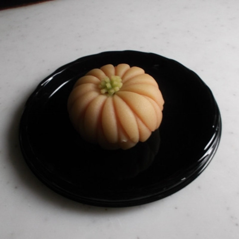 菊の雅(鶴屋吉信 （つるやよしのぶ）)