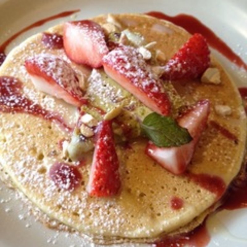 いちごとホワイトチョコレート、ピスタチオのヌガーのミルクパンケーキ(麹町カフェ （コウジマチカフェ）)