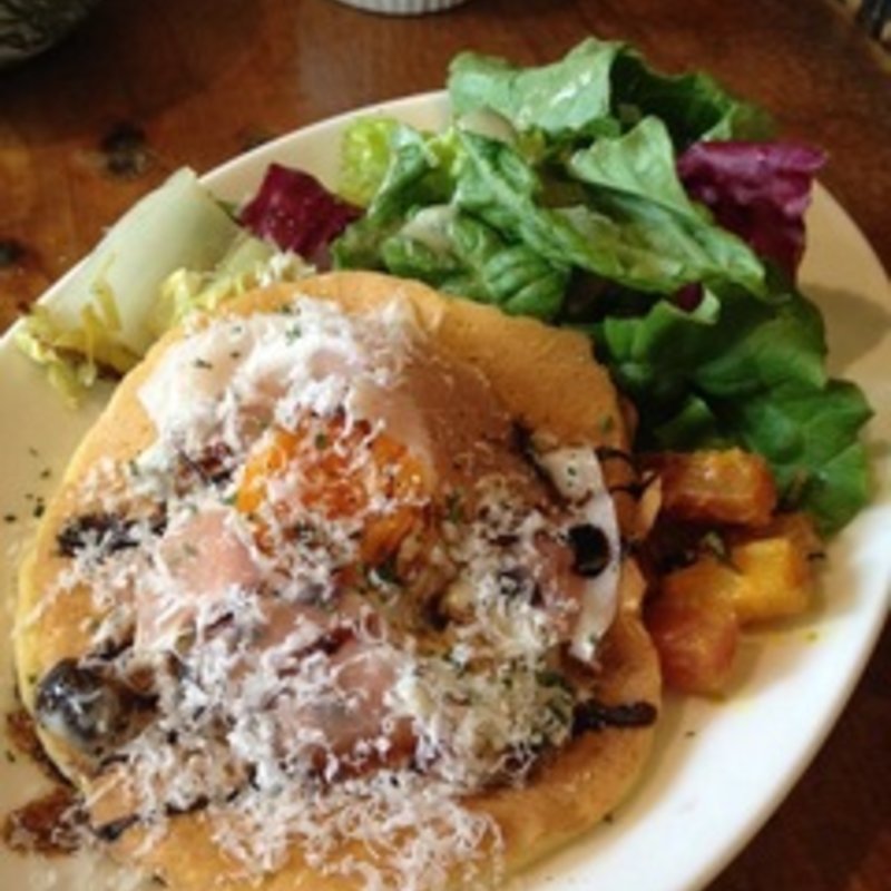 生ハムと温玉、いろいろ木の子のクリームソースのパンケーキ　(麹町カフェ （コウジマチカフェ）)