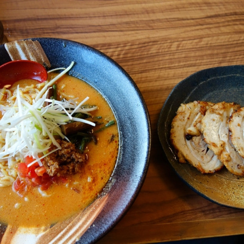 冷やし味噌らーめんと味噌漬け炙りチャーシュー(蔵出し味噌 麺場 芝山商店)