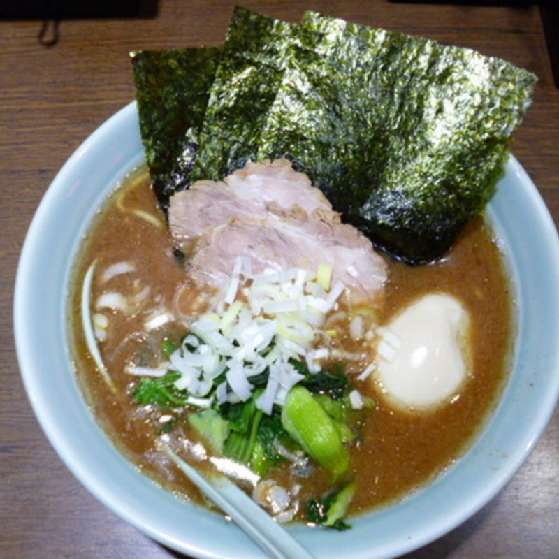 にぼし豚骨ラーメン（並）(横浜家系ラーメン 麺家 黒)
