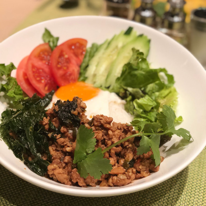 鶏挽肉とタイバジルの辛味炒めのせご飯(ジムトンプソンズテーブル タイランド 銀座 （JIM THOMPSON’S Table Thailand）)