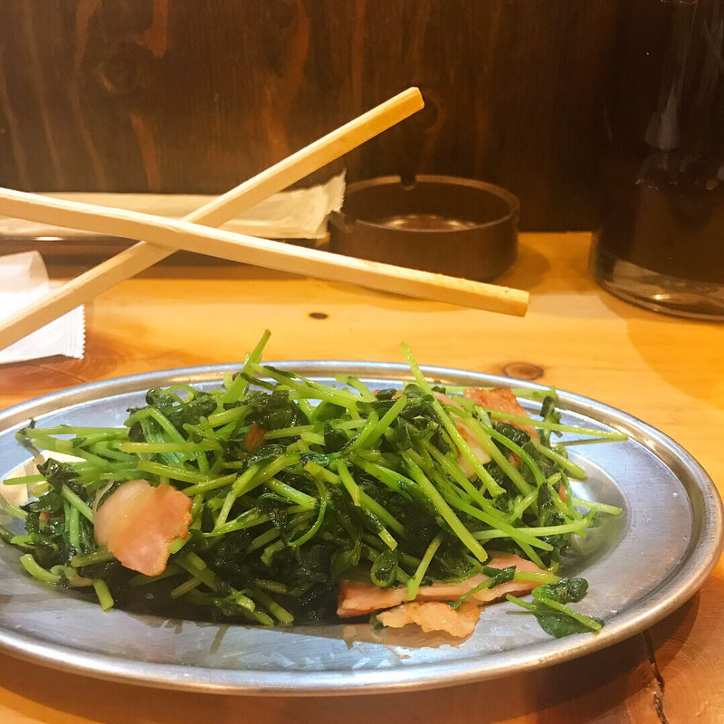 豆苗とベーコンのソテー(立呑み とんかつ まるや 新橋店 )