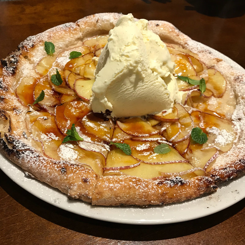 りんごとシナモンのドルチェピッツァ バニラジェラート添え(LEGAME)