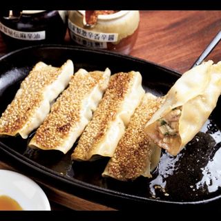 名物の鉄鍋の胡麻棒餃子(純伝統四川家庭料理 芊品香別館)