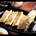 名物の鉄鍋の胡麻棒餃子