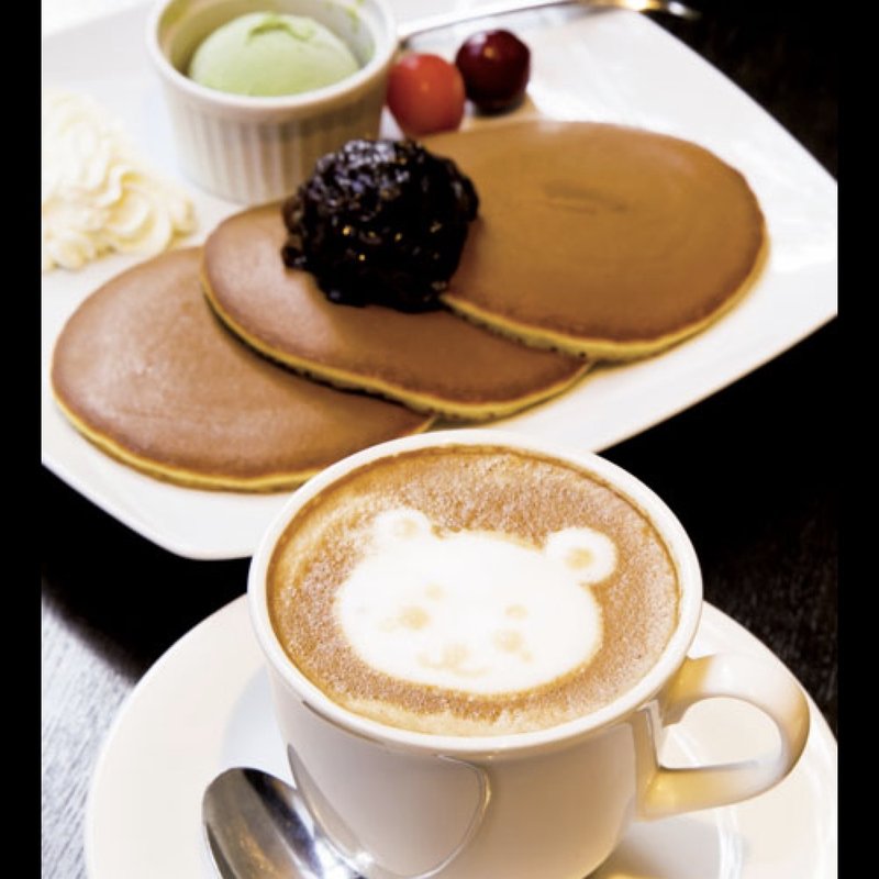 焼き立て“三笠”パンケーキ 特製餡とホイップクリーム 抹茶アイス添え、カフェ・ラテ(文明堂カフェ （BUNMEIDO　CAFE）)