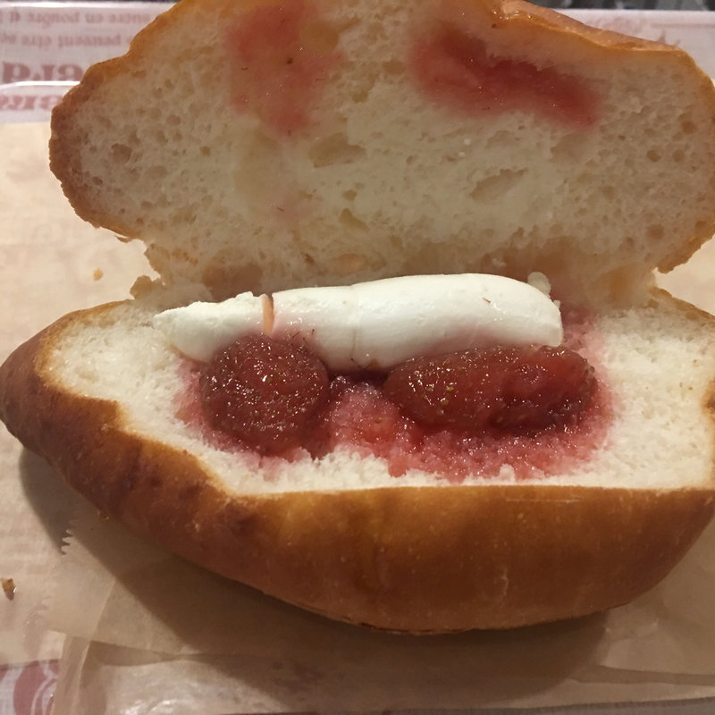 クリームチーズ自家製いちごジャムパン(かせやCAFE （カセヤカフェ）)