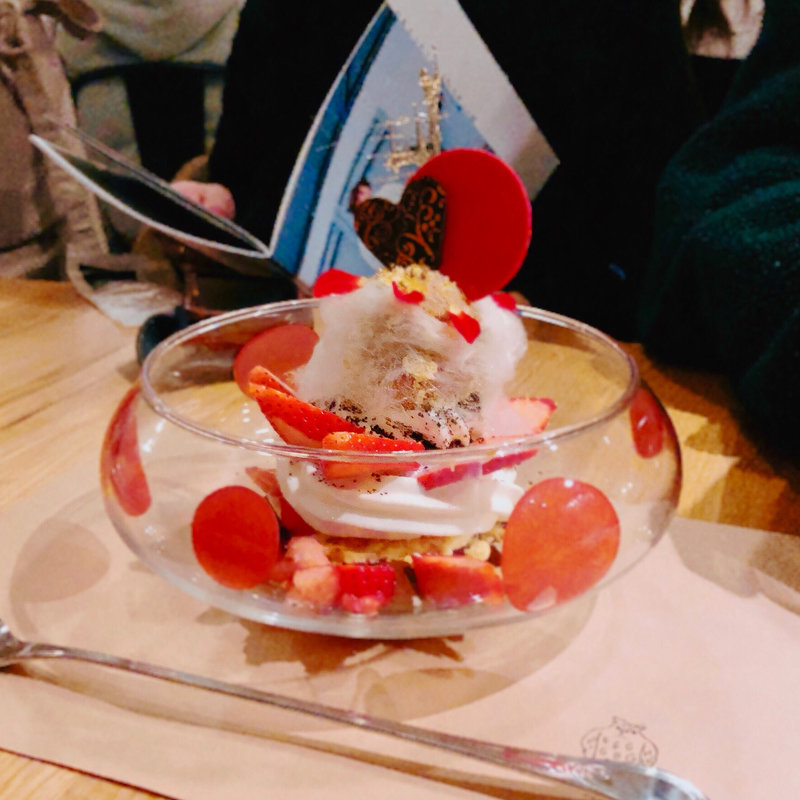 苺とショコラのパフェ(夜パフェ専門店パフェテリア ベル)