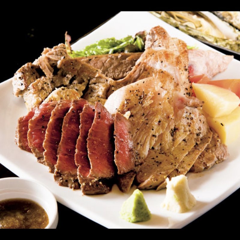 漢方豚のスペアリブステーキ、漢方牛のステーキ（トップラウンド）、漢方豚の肩ロース(漢方和牛とかき小屋 四喜)