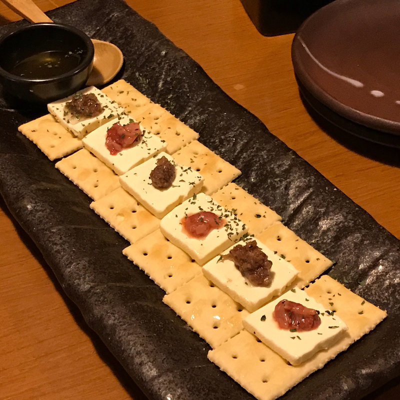 かつお酒盗とアンチョビのクリームチーズクラッカー(山内農場 南海なんば南口駅前店)