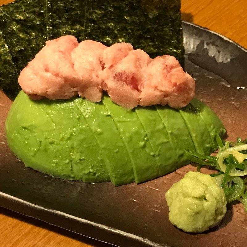 まぐろたたきとアボカド(山内農場 南海なんば南口駅前店)