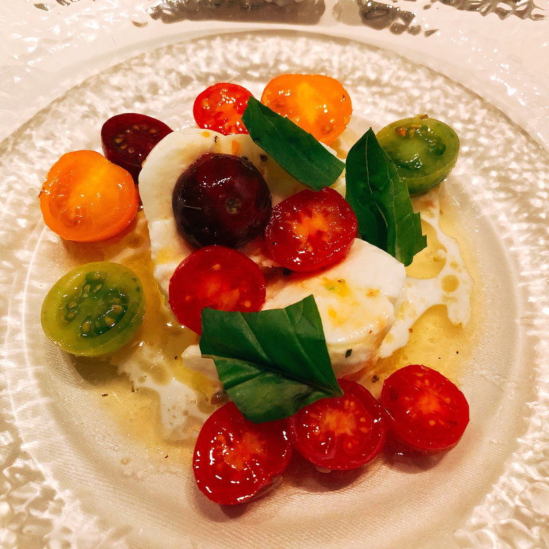 吉田牧場のモッツァレラとカラフルトマトのカプレーゼ(トラットリアガルガ )